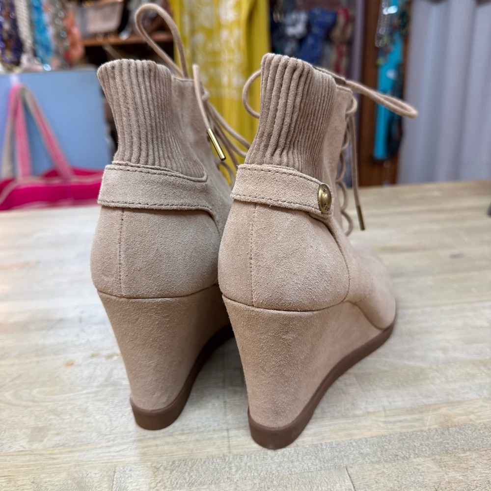 MICHAEL KORS Carrigan Tan Suede Wedge Ankle Boots Sz 10 - Picture 2 of 7